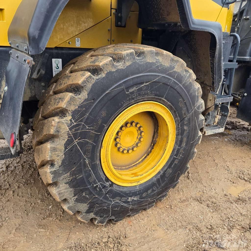 Komatsu WA320-8 Kolové nakladače