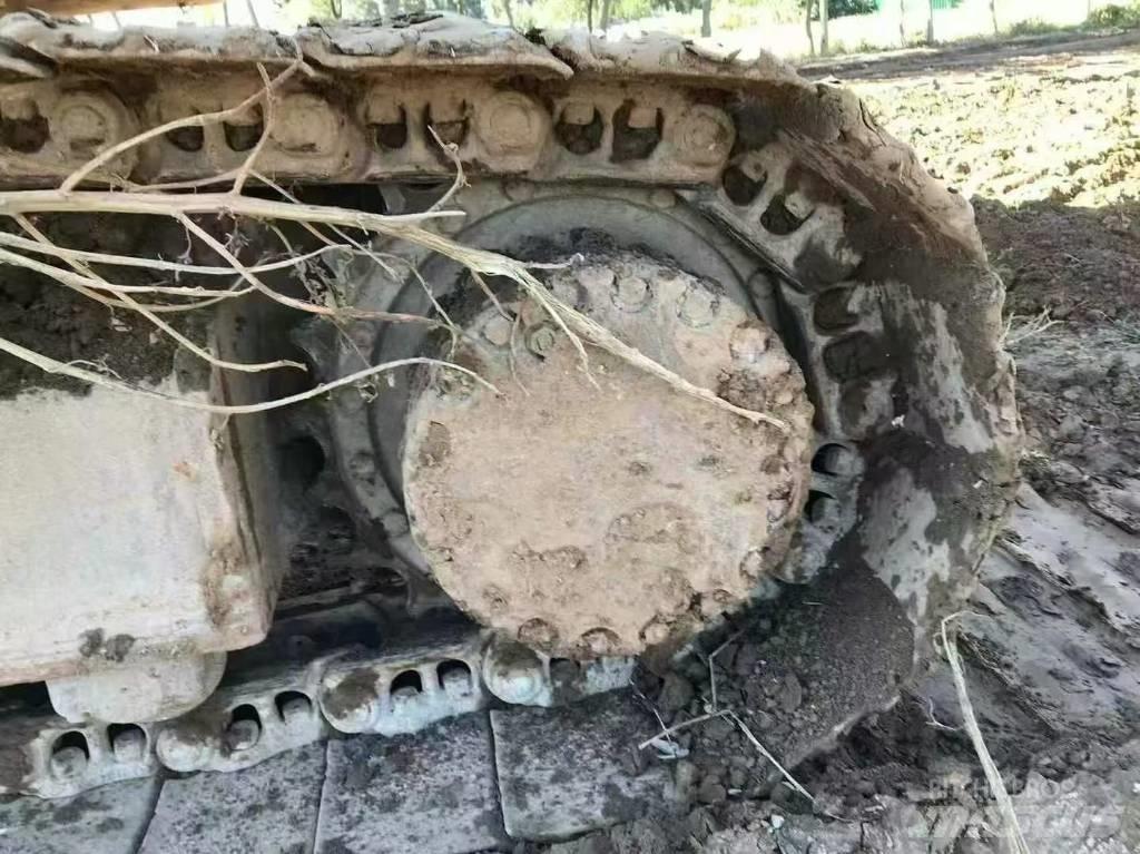 Komatsu PC 210 Pásová rýpadla