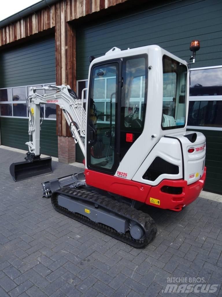 Takeuchi TB 225 Mini rýpadla < 7t