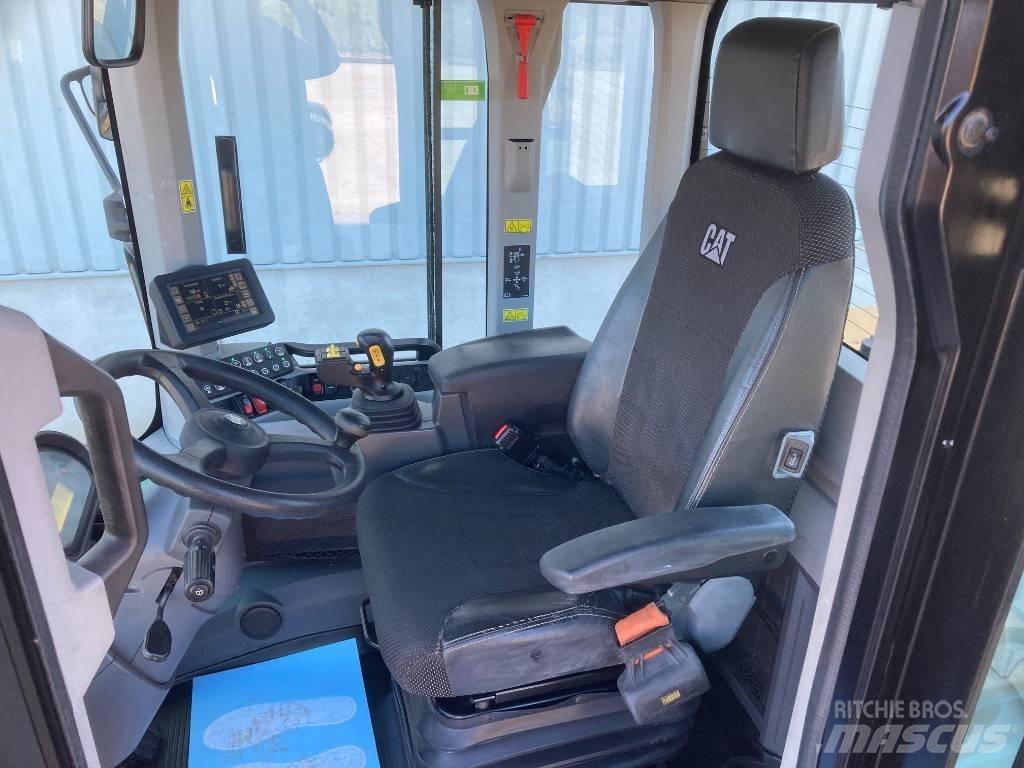 CAT 938M Kolové nakladače