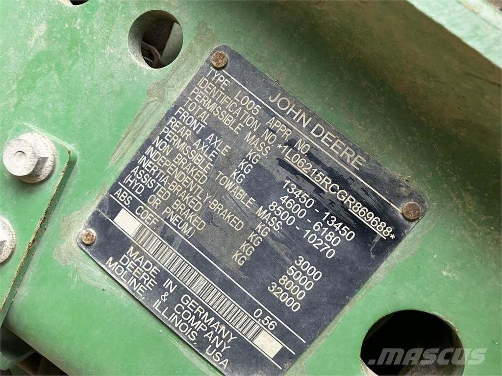 John Deere 6215R Traktory