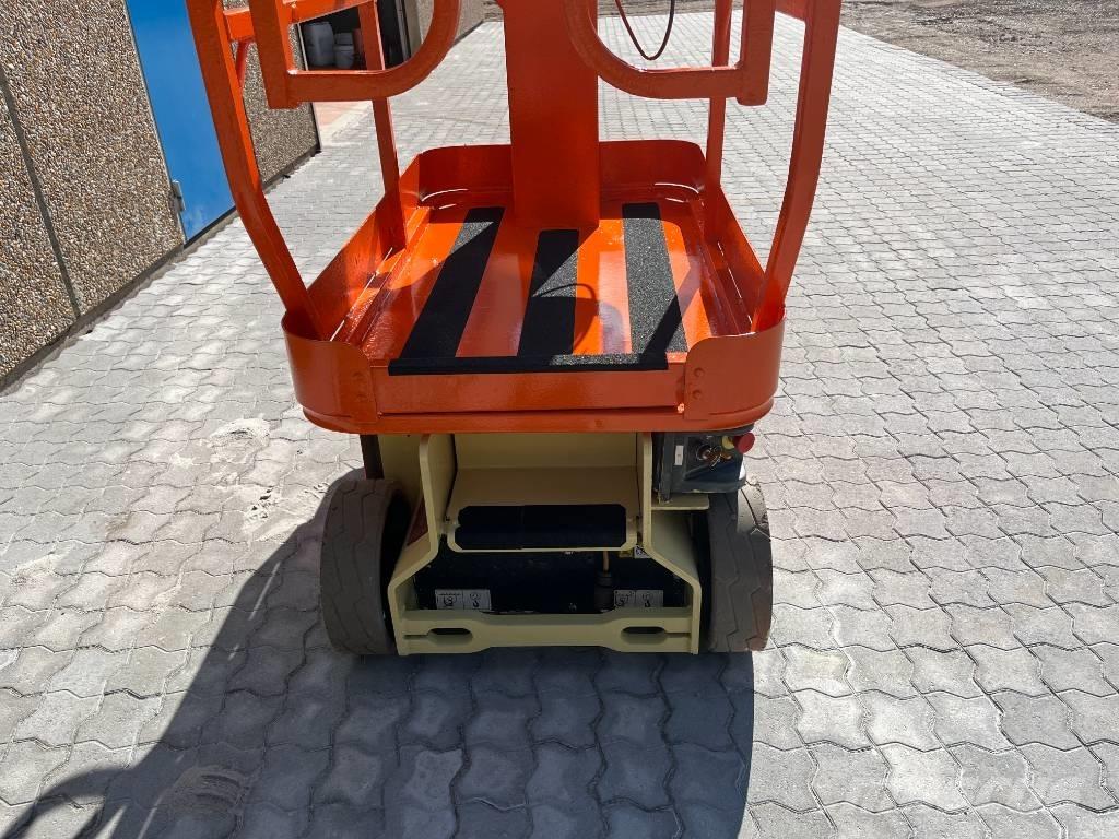 JLG 1230 ES Vertikální sloupové výtahy