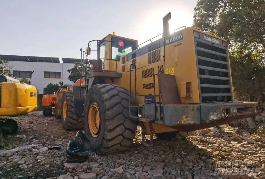 Komatsu WA 600 Kolové nakladače