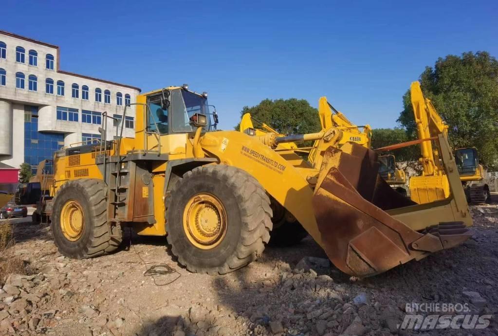 Komatsu WA 600 Kolové nakladače