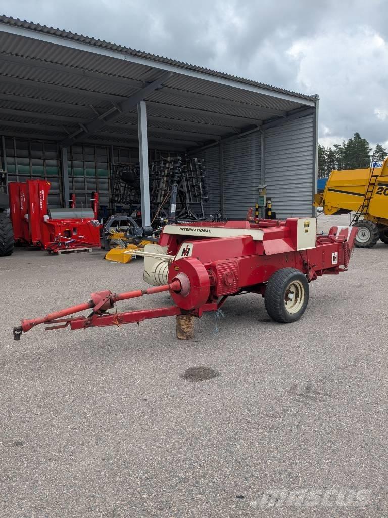 International 430 T Lis na hranaté balíky