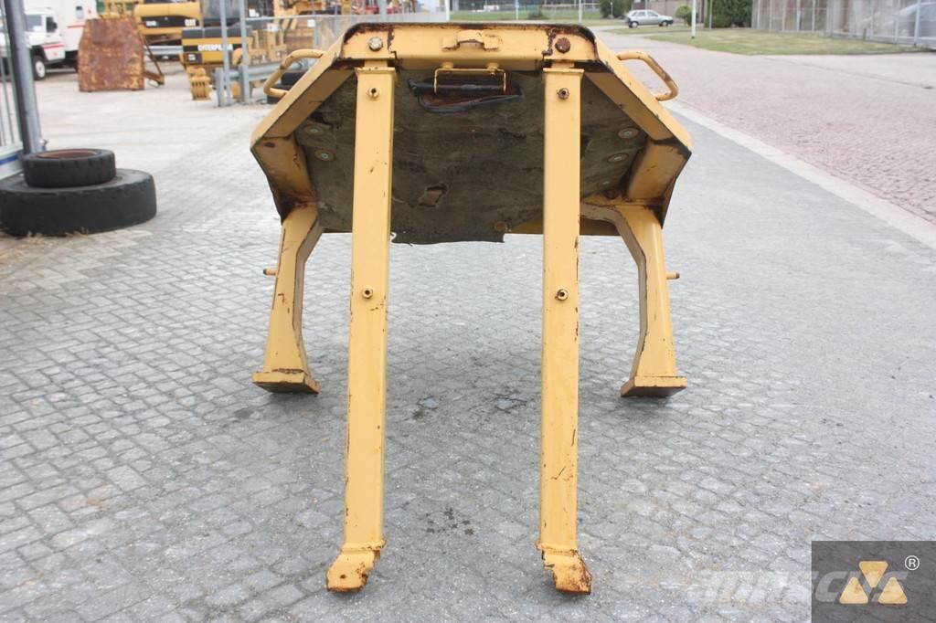 CAT D8N O-rops cab Kabiny a interiér