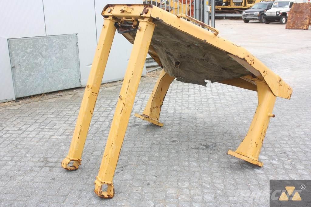 CAT D8N O-rops cab Kabiny a interiér