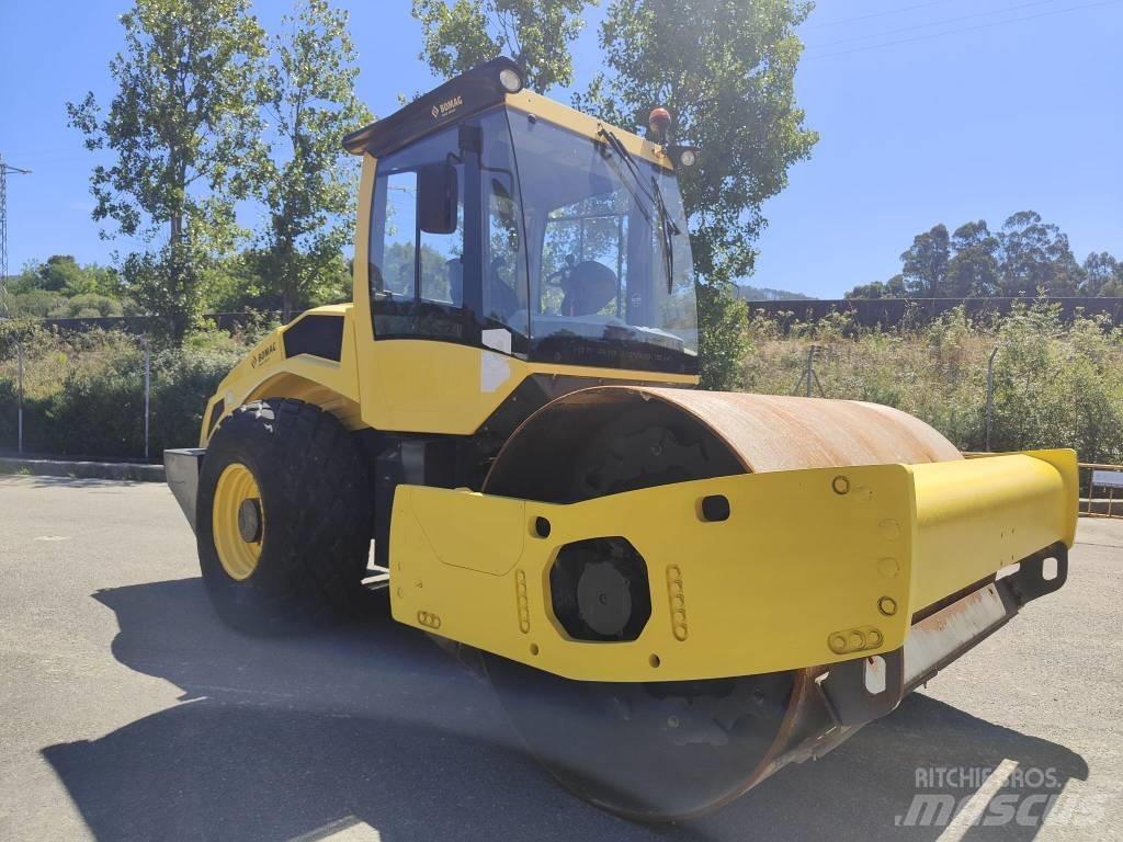 Bomag BW 211 D-50 Pneumatikové válce