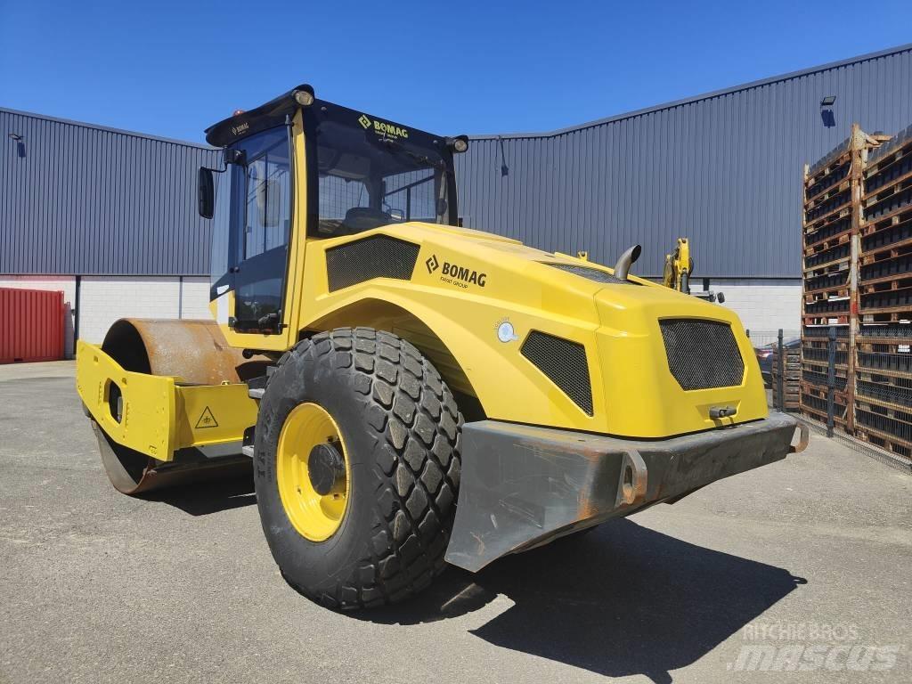 Bomag BW 211 D-50 Pneumatikové válce