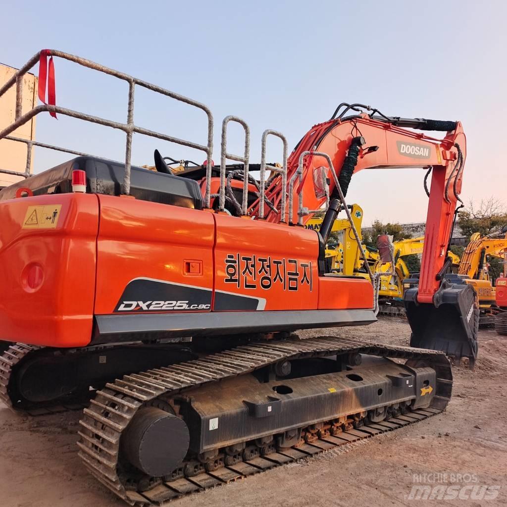 Doosan 225 LC Pásová rýpadla