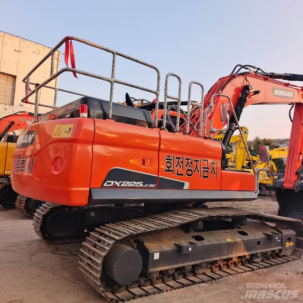 Doosan 225 LC Pásová rýpadla