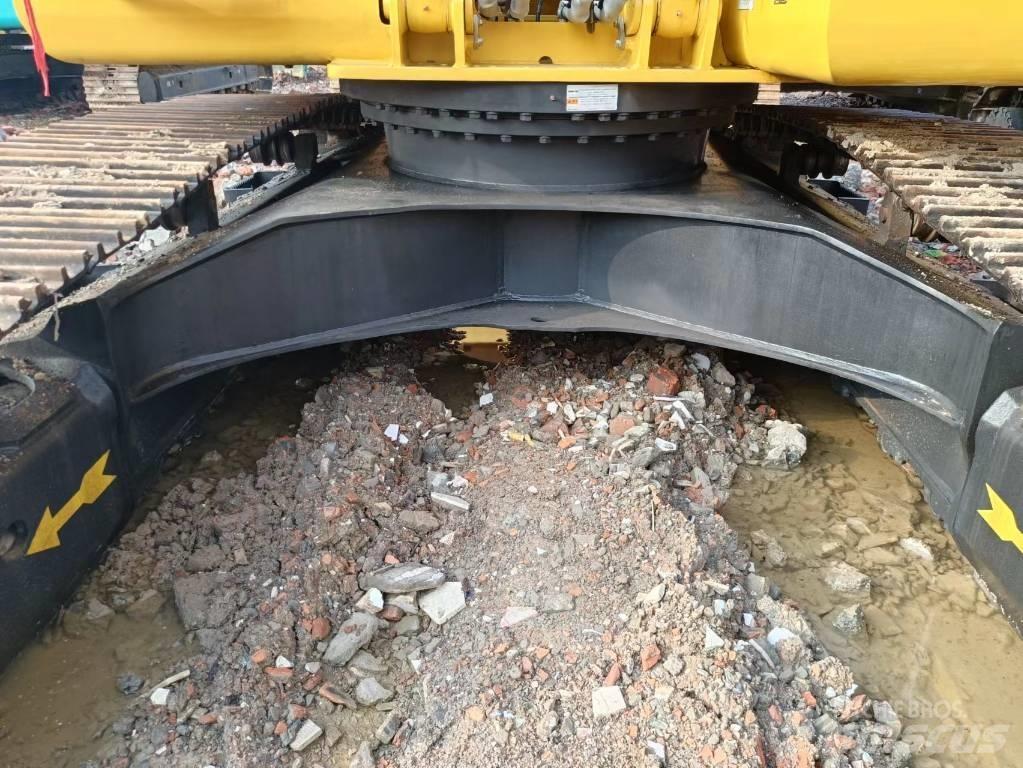 Komatsu PC 200-8 Pásová rýpadla