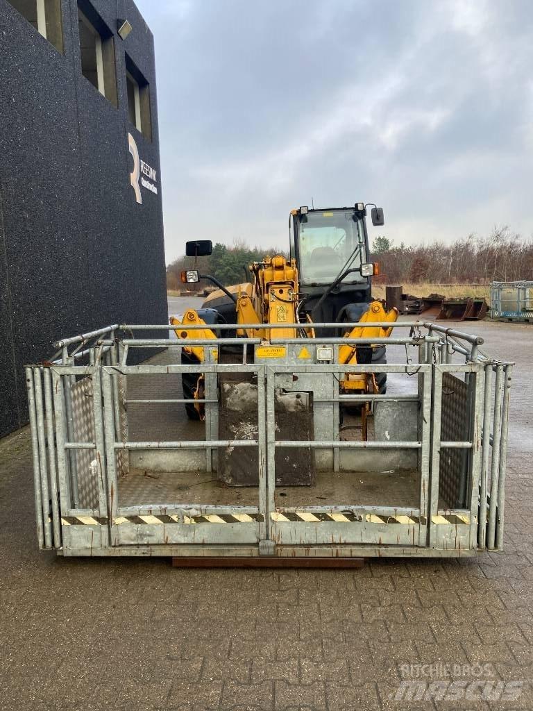 JCB 540-140 Teleskopické manipulátory