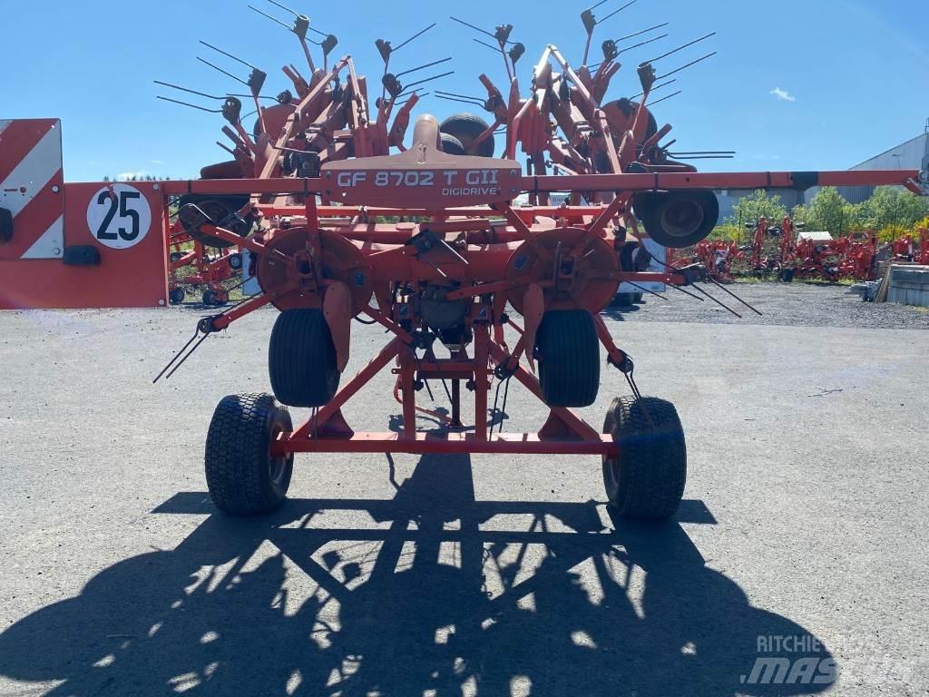 Kuhn GF8702T Obraceče a shrabovače sena