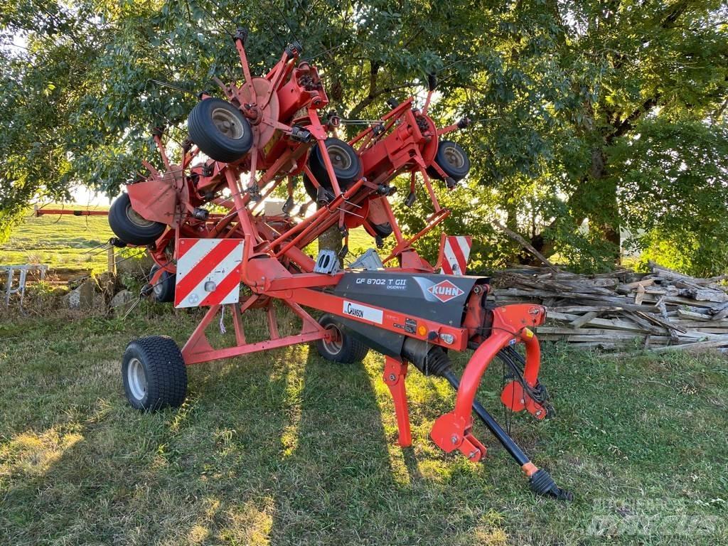 Kuhn GF8702T Obraceče a shrabovače sena