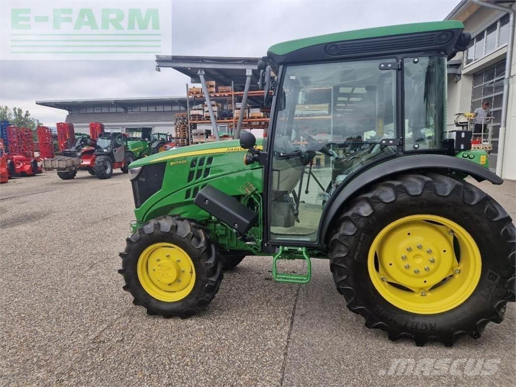 John Deere 5075 GF Traktory