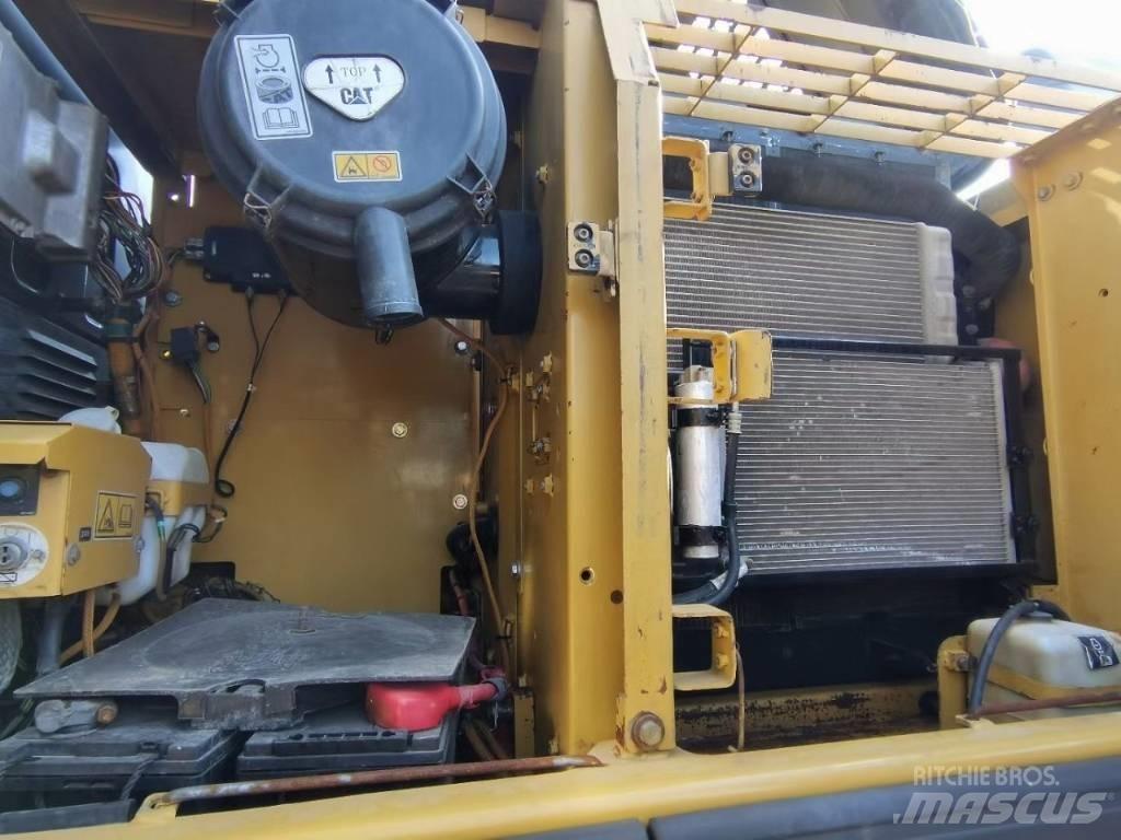 CAT 320 Midi rýpadla 7t - 12t