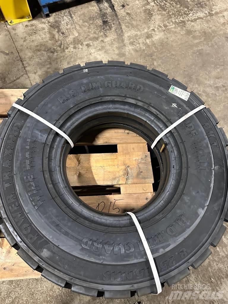  NYA Däck Truck Pneumatiky, kola a ráfky