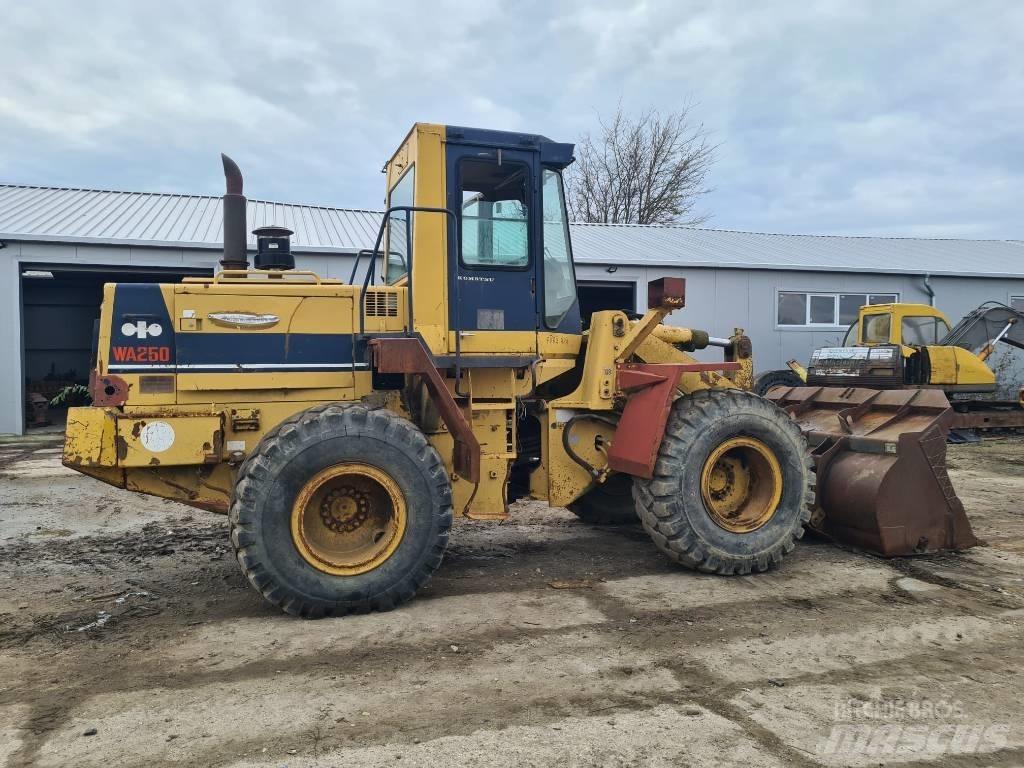 Komatsu WA 250 Kolové nakladače