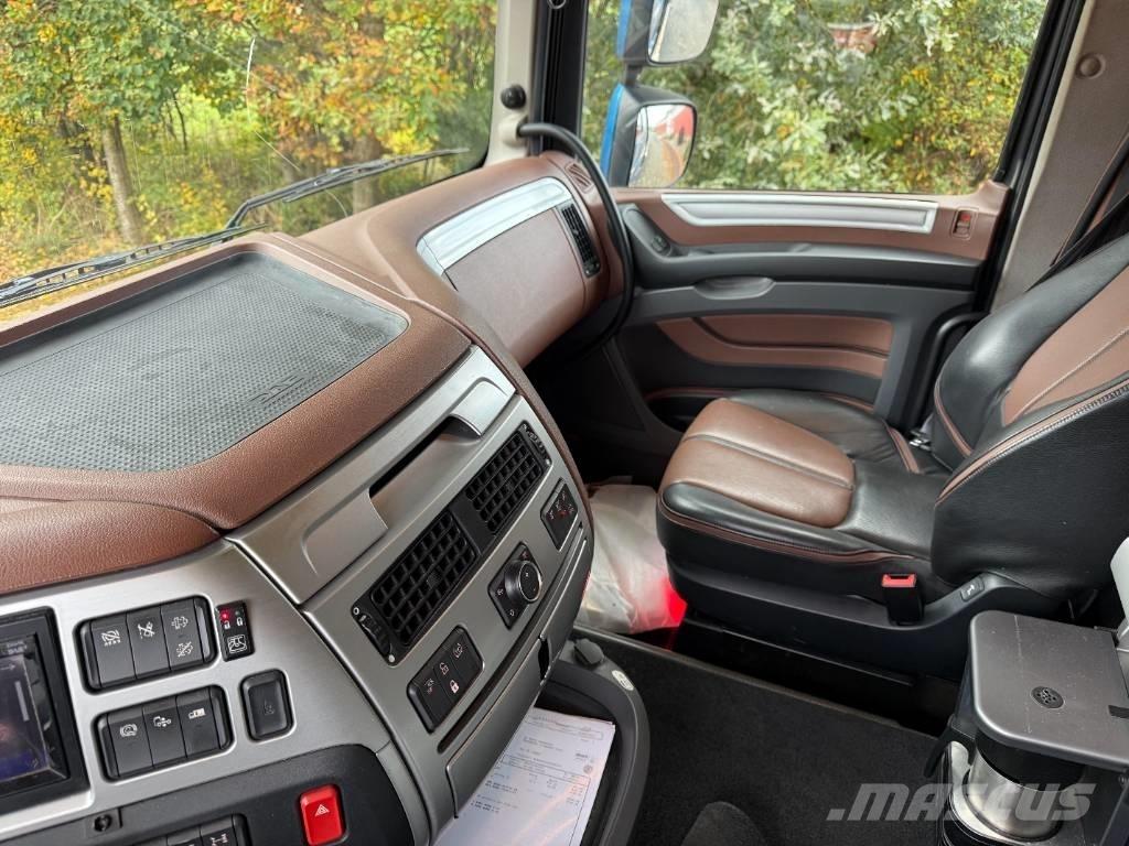 DAF XF 530 6x4 Nákladní automobily pro přepravu lesních strojů
