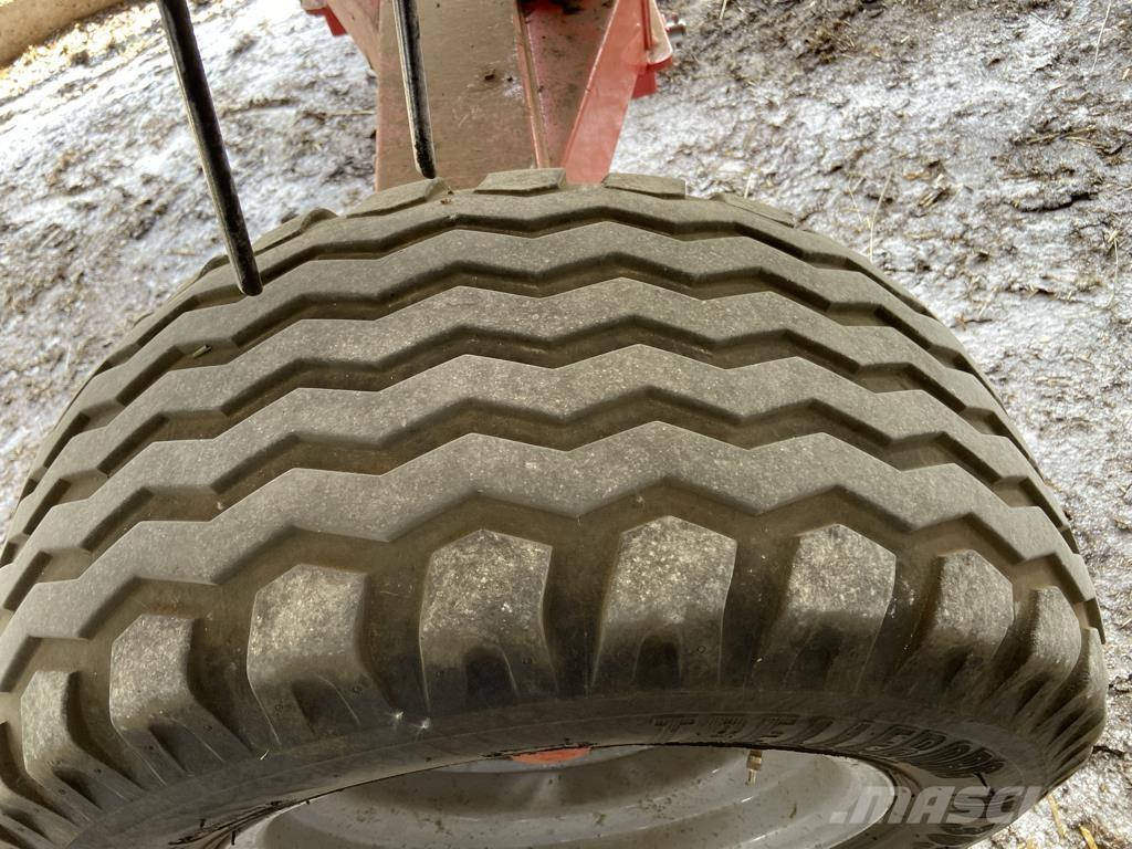 Kuhn GF 13012 T Obraceče a shrabovače sena