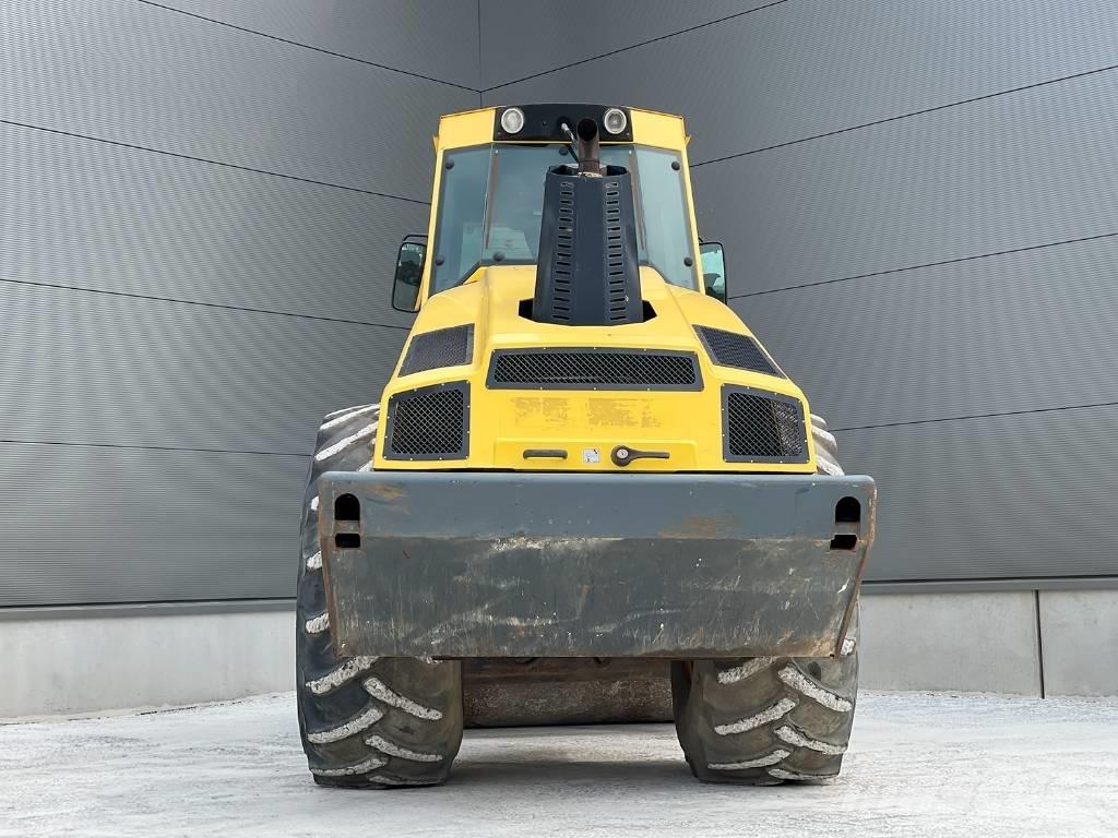 Bomag BW 216 DH-4i Tahačové válce