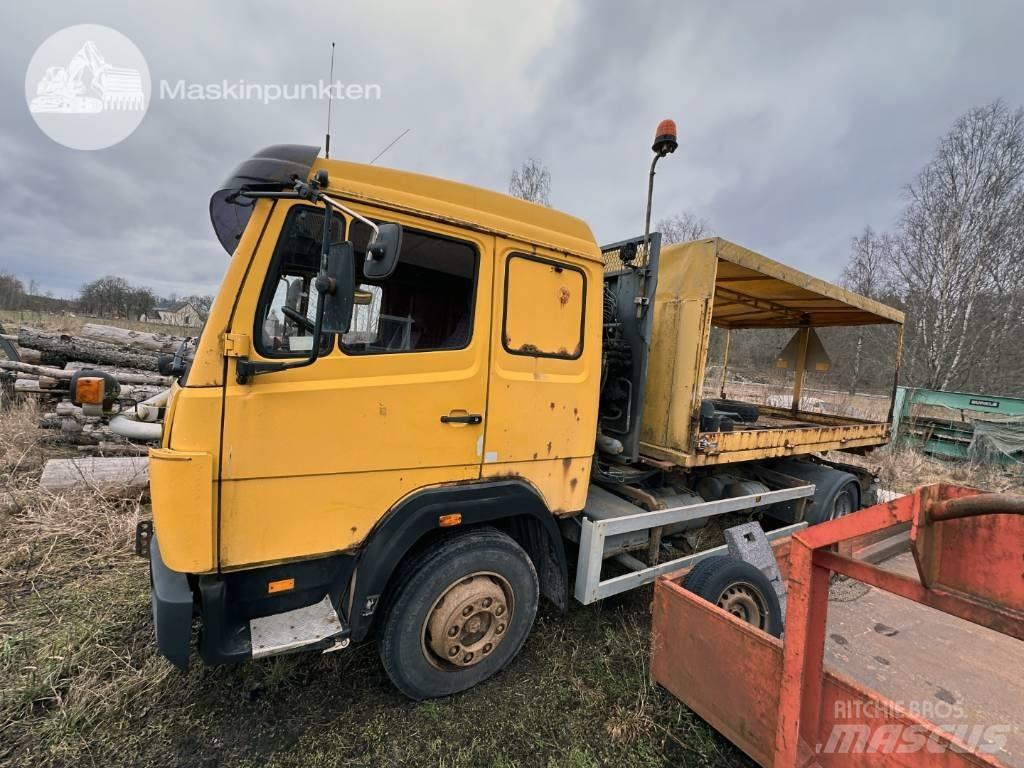 Mercedes-Benz 1117 L Hákový nosič kontejnerů