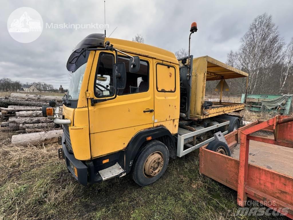 Mercedes-Benz 1117 L Hákový nosič kontejnerů