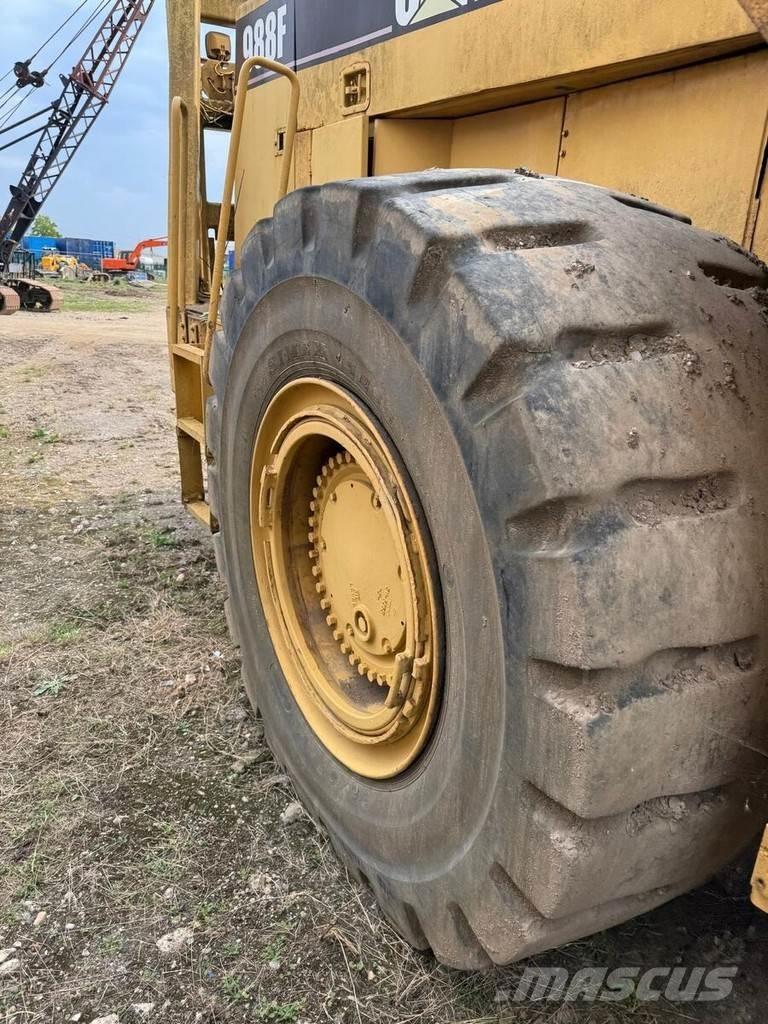 CAT 988F Kolové nakladače