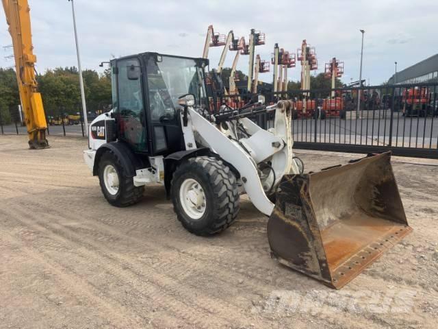 CAT 906 Kolové nakladače