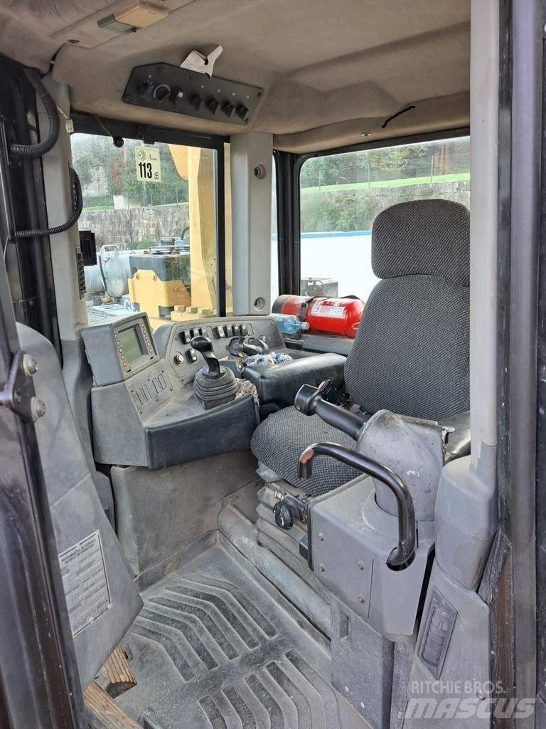 CAT D 8 T Pásové dozery