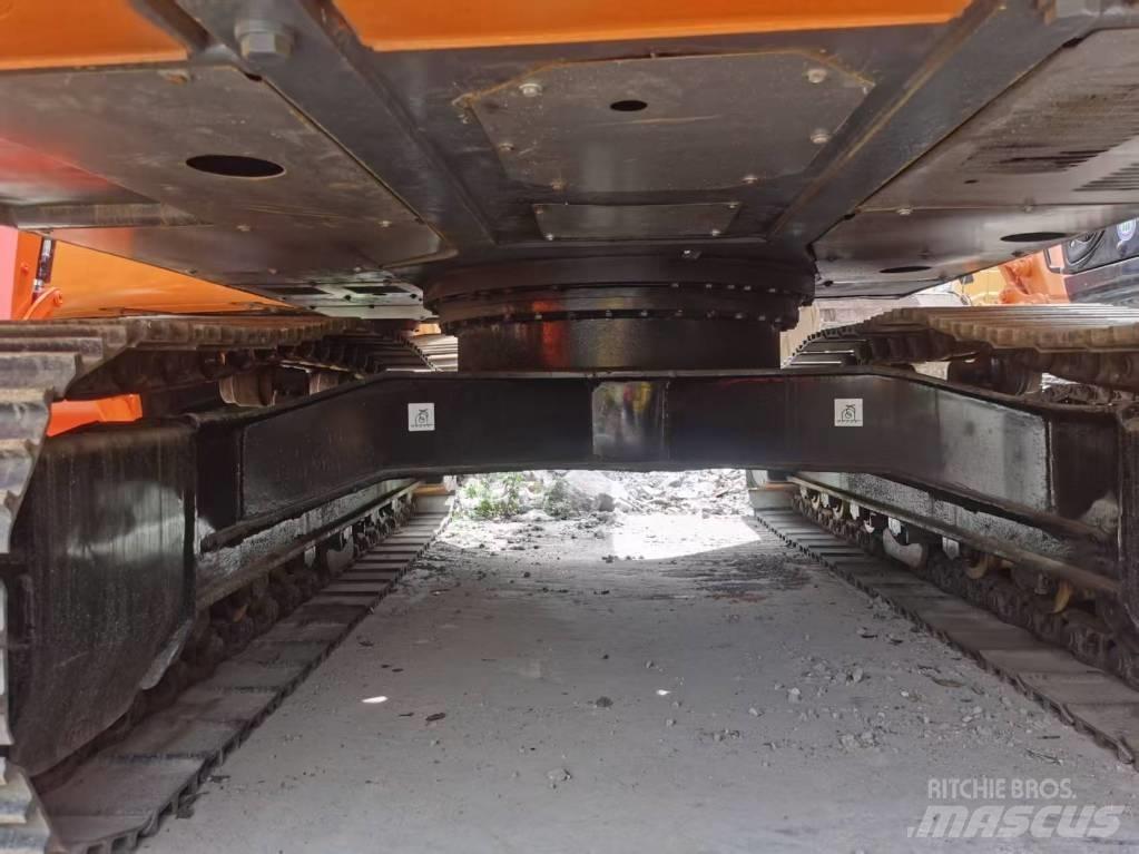 Hitachi ZX 200 Pásová rýpadla