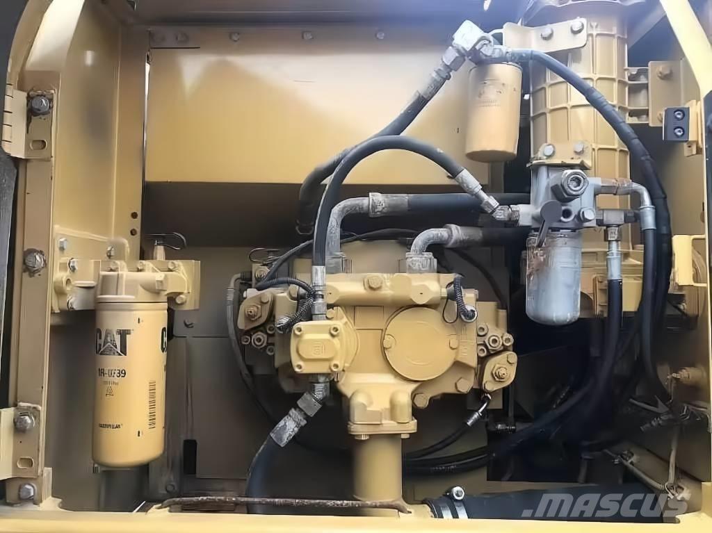 CAT 323 D Pásová rýpadla