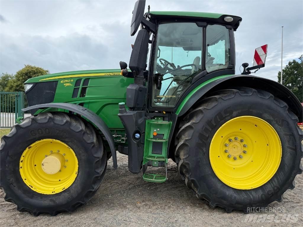 John Deere 6250R Další