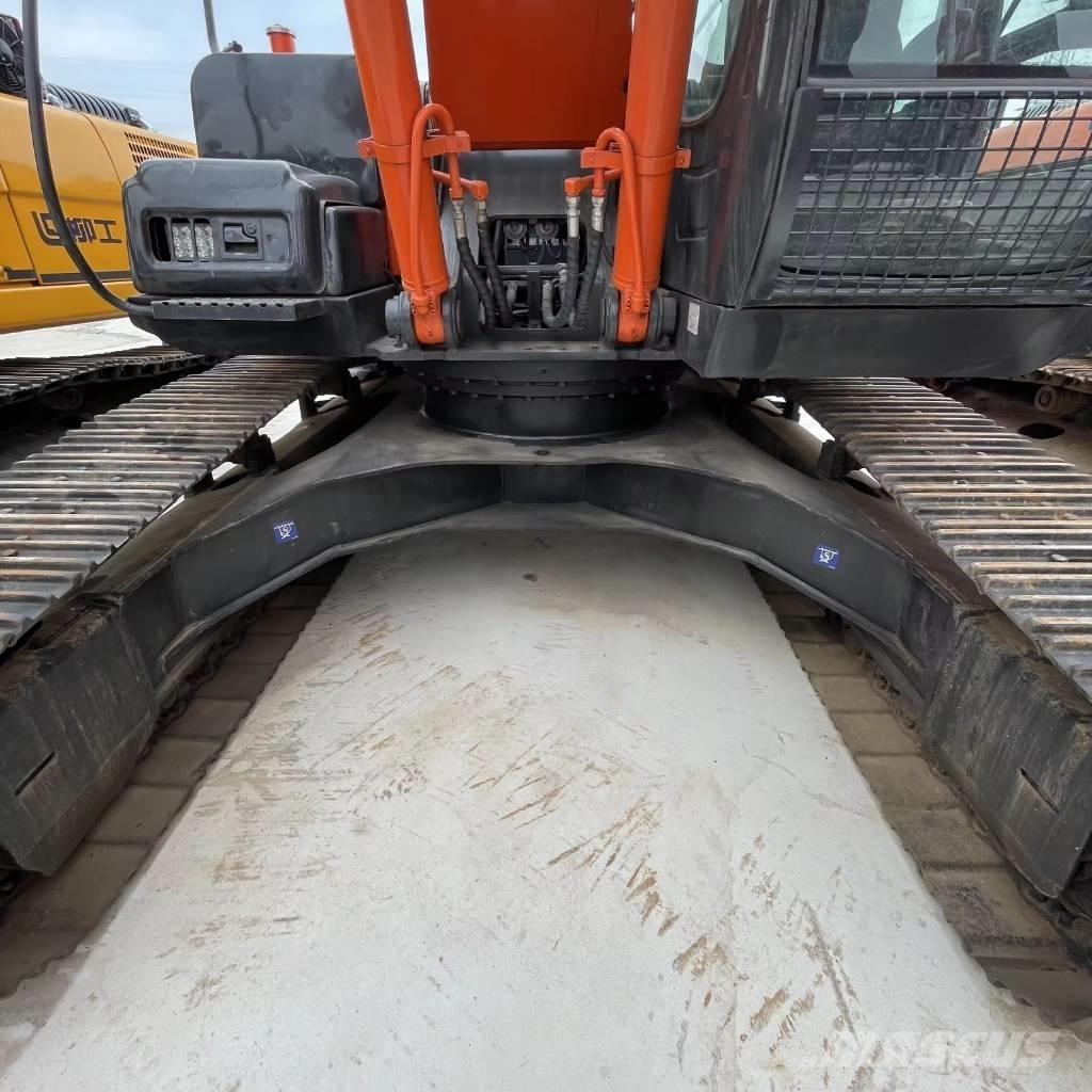 Hitachi ZX 240 Pásová rýpadla