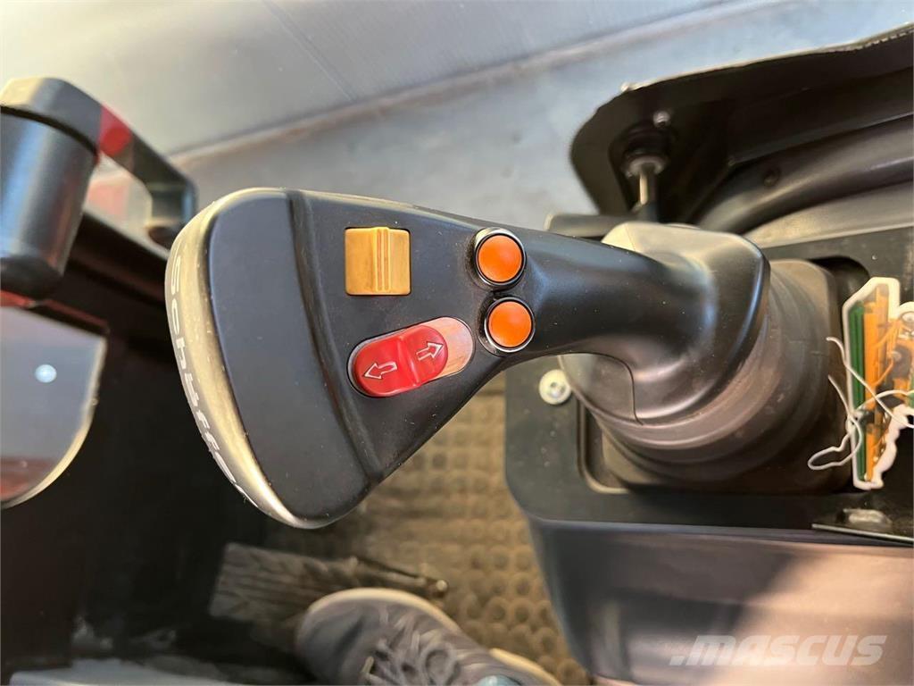 Schäffer 5680 T Kolové nakladače