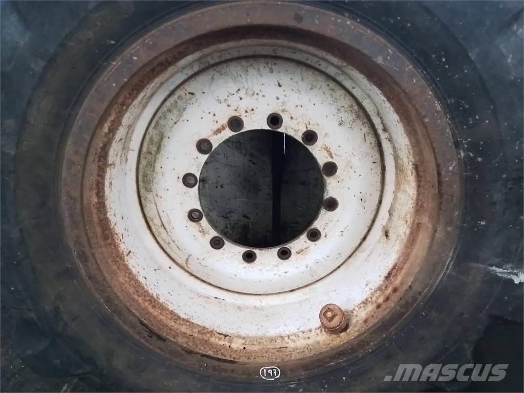 Valmet 836 20x34 Pneumatiky, kola a ráfky
