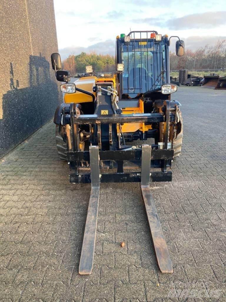 JCB 525-60 E Teleskopické manipulátory