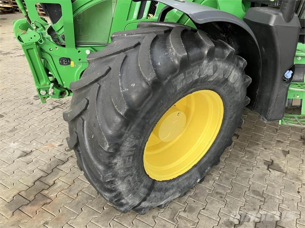John Deere 6155R Traktory