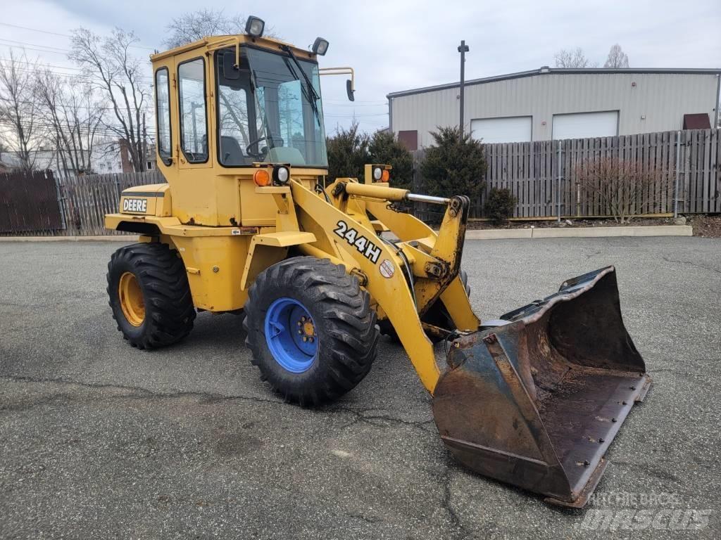 John Deere 244H Kolové nakladače