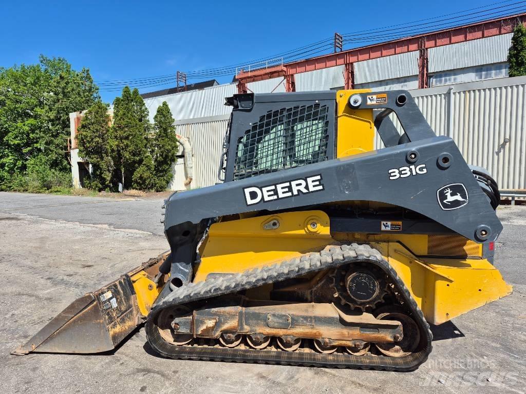 John Deere 331G Smykem řízené nakladače