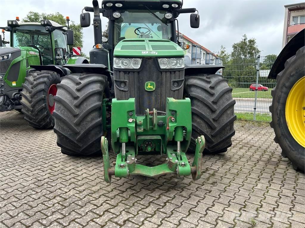 John Deere 8335R Traktory