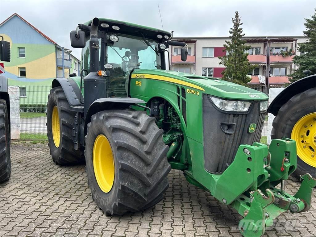John Deere 8335R Traktory