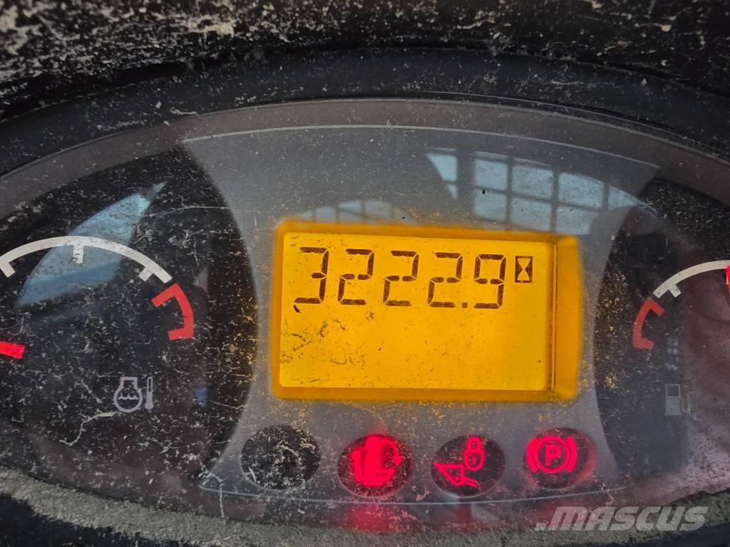 Bobcat S 590 Smykem řízené nakladače