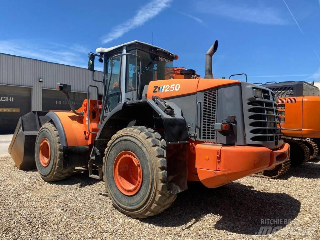 Hitachi ZW 250 Kolové nakladače
