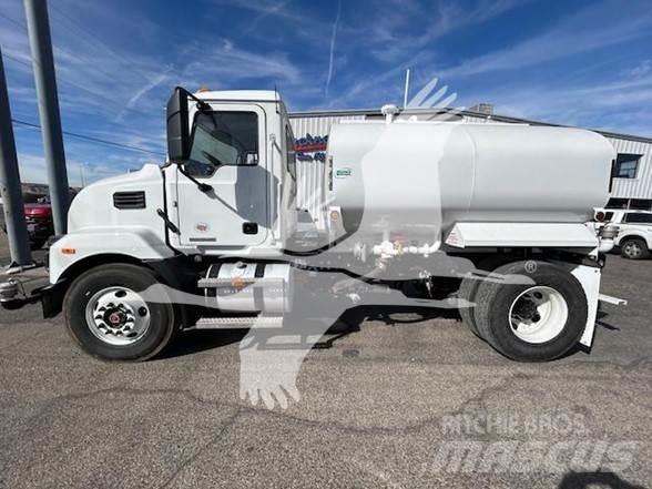 Mack MD7 Cisternové vozy