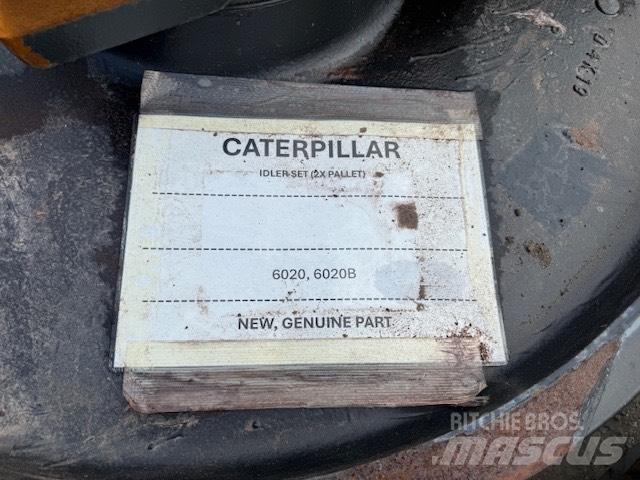 CAT 6020 NEW IDLER Pásy, řetězy a podvozek