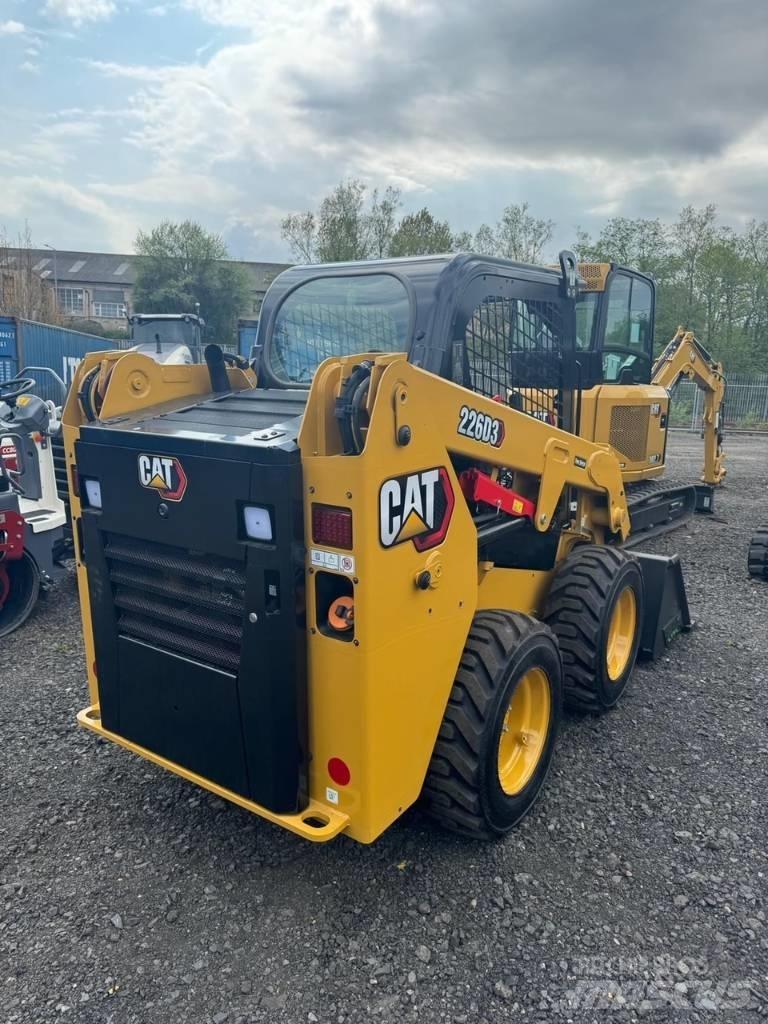 CAT 226D3 Smykem řízené nakladače