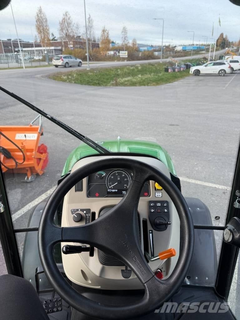 John Deere 3046 R Kompaktní traktory