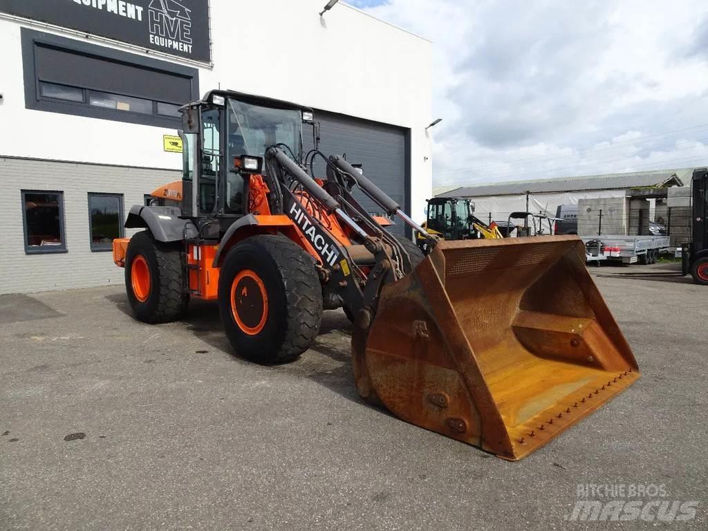 Hitachi ZW150 Kolové nakladače